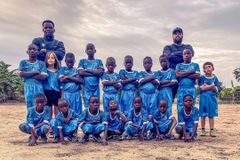 Treinador faz missões na África através do futebol: "É uma ferramenta"