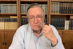 Olavo de Carvalho vê “briga perdida” em 2022 e diz que Bolsonaro o usou