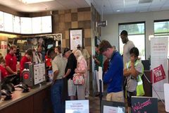 Lanchonete mobiliza clientes para orar por funcionária