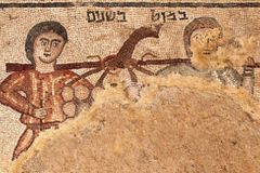 Pesquisadores encontram mosaico que retrata espias enviados por Moisés, em Israel