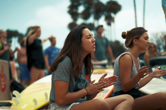 Surfistas se reúnem no mar para interceder por suas cidades