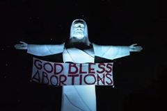 Ativistas penduram faixa ‘Deus abençoe os abortos’ na estátua de Cristo em Arkansas