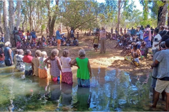 Aborígenes se convertem e surpreendem pastor: "Mais cristãos que nós"
