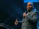 Pastor John Gray é internado com embolia pulmonar