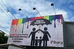 Igreja irrita ativistas LGBT por usar Bíblia para proteger família