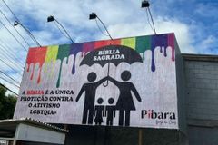 Bíblia como escudo contra ativistas LGBT: igreja irrita militância