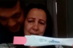 Casal que perseverou por 18 anos celebra teste positivo de gravidez: ‘Glória a Deus' | Notícias Gospel