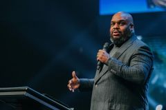 Pr. John Gray é internado com embolia pulmonar e esposa pede orações