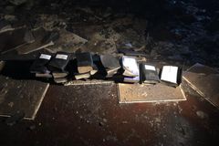 Igreja é consumida pelo fogo, mas Bíblias ficam intactas e surpreendem bombeiros | Notícias Gospel