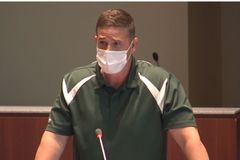 Apesar da resistência, escolas nos EUA obrigam professores a usar pronomes trans