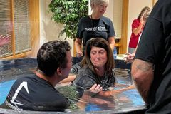 Mulher paralítica há 15 anos é curada em culto, aceita Jesus e é batizada