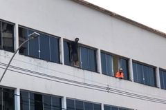 Vídeo: pessoas cantam ‘Raridade' e homem que tentava se jogar de prédio desiste | Notícias Gospel