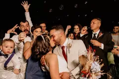 Noivos cristãos dão primeiro beijo no altar: "Estávamos no mesmo propósito"