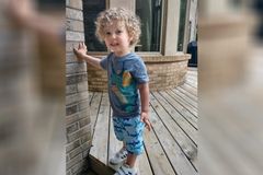 Pai morreu a tiros para proteger seu filho de 2 anos em massacre nos EUA