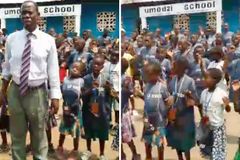 Crianças louvam a Deus durante inauguração de escola em aldeia no Malawi