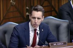 Senador americano é acusado de 'violência' por dizer que homem não engravida