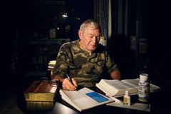 Aos 80 anos, homem copia a Bíblia toda para memorizá-la: "Desvendei mistérios"