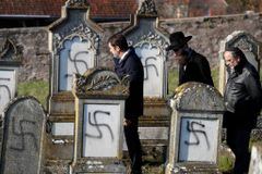 Túmulos são vandalizados com suásticas nazistas e frases de "morte aos judeus" na França