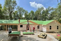 Casas para missionários em recesso são construídas por casal