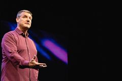 Pastor de megaigreja nos EUA se afasta do púlpito devido ao "pecado do orgulho"