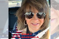 Ex-comissária de bordo demitida por ser contra aborto vence ação: "Toda glória a Jesus"