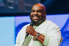 Esposa do pr. John Gray diz que as orações o mantém vivo: "Deus o sustentou"