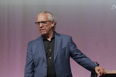 "Há níveis da presença de Deus que só encontramos no vale", diz Bill Johnson sobre o luto