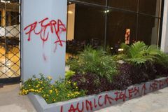 Ativistas pró-aborto vandalizam igreja evangélica e agridem fiel na Argentina | Notícias Gospel