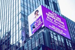 Mensagens contra aborto são exibidas em painel gigante em Nova York