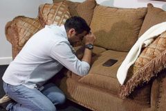 Cristãos evangelizam no Irã por telefone e levam mais de 500 pessoas a Jesus