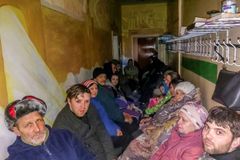 'Nós cantávamos mais alto que o bombardeio', dizem cristãos confinados 51 dias em Mariupol