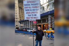 Agredido por evangelizar na rua, homem alerta: "Guerra espiritual