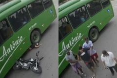 Motoqueiro sobrevive ileso após cair e parar embaixo da roda de ônibus: "Foi Deus"