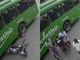 Motoqueiro sobrevive ileso após cair e parar embaixo da roda de ônibus: "Foi Deus"