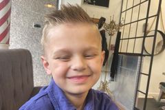 Menino de 8 anos sobrevive a tiroteio e mãe testemunha: "Prova viva do poder da oração"