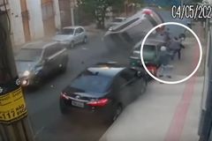 ‘Deus nos livrou’, diz motoqueiro após carro ‘voar’ e capotar em rua cheia de pedestres