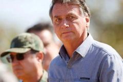 ‘Só Deus explica a gente estar de pé’, diz Bolsonaro sobre crises