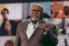 T.D. Jakes diz que famílias estão em colapso porque criaram "mulheres para serem homens"
