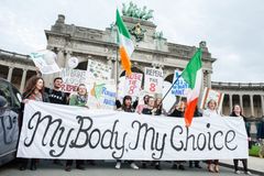 Legalização do aborto é aprovada pelo Parlamento da Irlanda