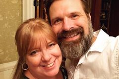 "Deus fez milagre", diz cantor cristão após esposa se recuperar de aneurisma