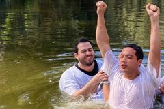 Wesley Safadão se batiza no Rio Jordão: "A minha vida é de Jesus"