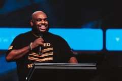Pastor John Gray deixa hospital após embolia pulmonar: "Deus mudou o rumo da batalha"