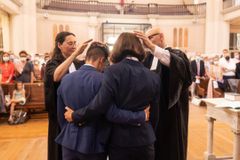 Igreja protestante na França celebra primeiro casamento de pastoras lésbicas