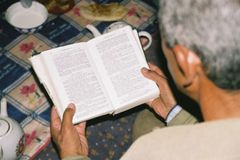 Após ter prédio confiscado, igreja passa a se reunir em container no Tajiquistão