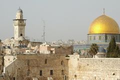 Lâmpada com a inscrição "a luz de Cristo brilha para todos" é descoberta em Jerusalém