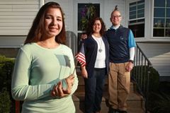 Adolescente ganha na justiça o direito de manter termo "perante Deus" no Juramento de Fidelidade