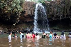 Médico batiza paciente com câncer terminal: "Somos chamados para pregar o Evangelho"