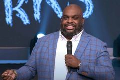Pastor John Gray deixa hospital após embolia pulmonar