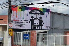 Justiça manda igreja remover outdoor contra o ativismo LGBTQIA+