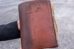 Bíblia é encontrada intacta após incêndio destruir casa: ‘Deus preservou o mais importante’